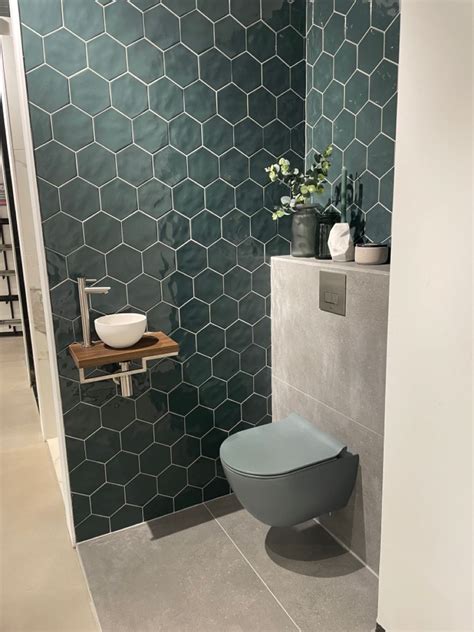 Gedetailleerde foto van een grijze groene octagon vloertegel met een contrasterend passtukje.
