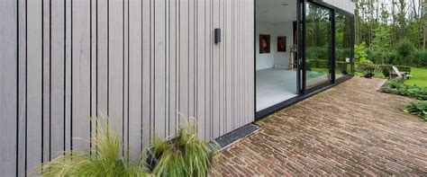 Voor-en-na foto van een woningrenovatie met focus op gevelbekleding