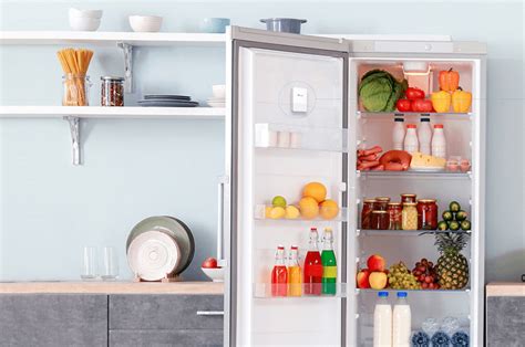 Illustratie van een koelkast in een keukenkastje met geluiddempende en trillingsisolerende materialen.