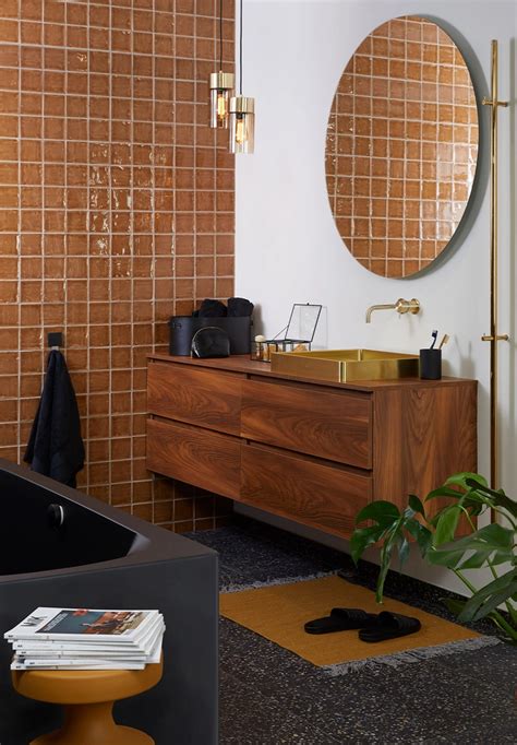 Illustratie van jaren 70 badkamer met houttinten en gouden accenten