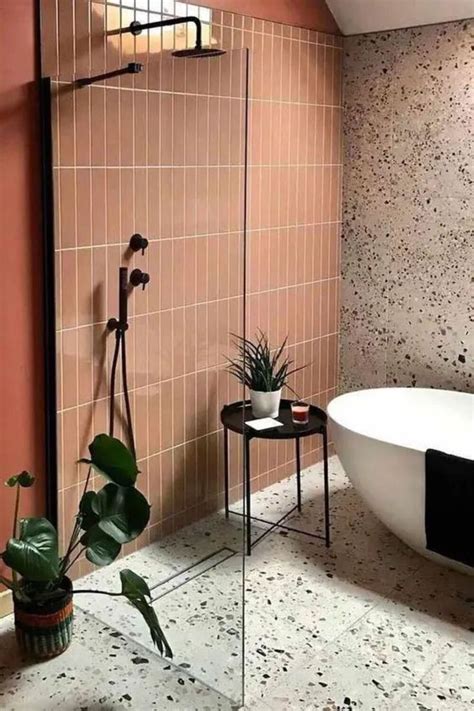 Teottafelt terrazzo wandtegels met matzwart bad