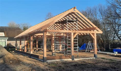 Een gedetailleerde illustratie van de meerlaagse constructie van de raamisolatie, die de verschillende lagen en hun functies toont.