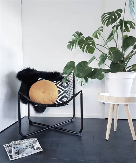 Houten bijzettafeltje in een strak zwart-wit interieur