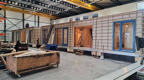 Infographic overzicht van prefab productie in een fabriek: ontwerp tot montage