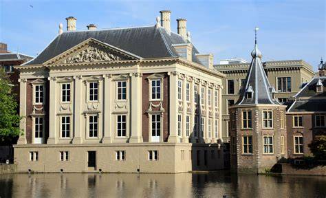 Huis van de Partij en Neo-klassieke gebouwen