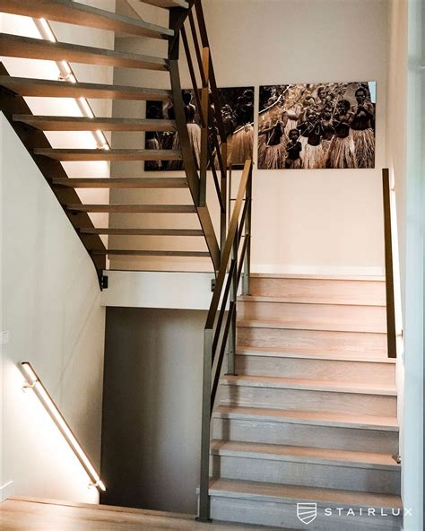 Illustratie van een moderne trap met minimalistische lijnen en warme sfeerverlichting