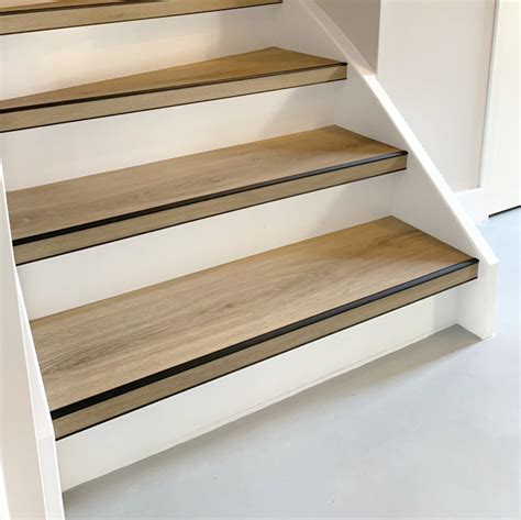 Detail van een trap met antislip strips op de treden