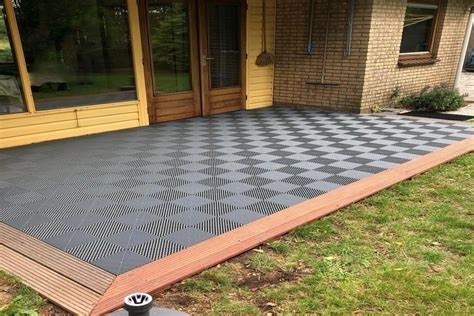 Foto van prachtig gelegde tegels op een veranda