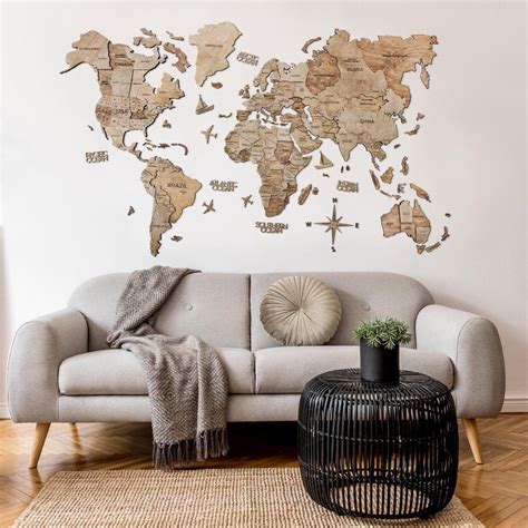 Voorbeeld van een gedetailleerde 3D houten wereldkaart op een muur