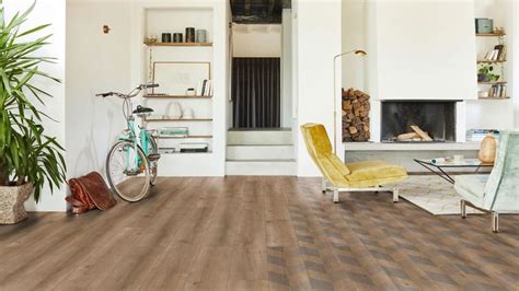 Infographic: vergelijk Quick-Step en Tarkett laminaat met kenmerken zoals Uniclic, melamine laag, onderhoud, en vloerverwarming