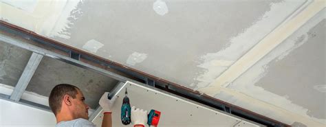 Schema van leidingen boven een verlaagd plafond