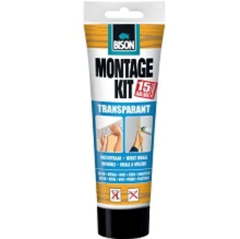 Een gedetailleerde afbeelding van het aanbrengen van montagekit op de achterkant van een plint