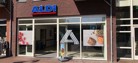 Foto van de vernieuwde Aldi Castricum bij het Bakkerspleintje, ingang en gevel