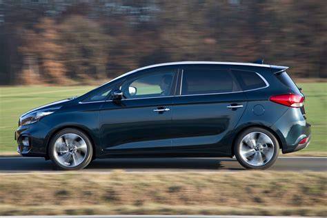 Infographic: Generaties Kia Carens en belangrijkste kenmerken