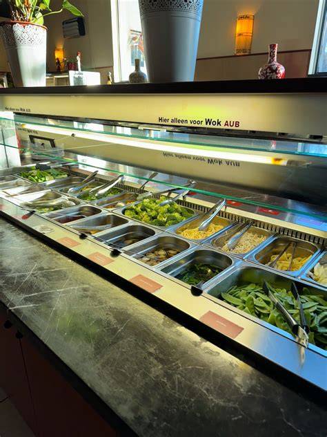 Foto van het vernieuwde restaurantgedeelte van Wok 24 Oriental met onderscheid tussen afhaaldeel en eetgedeelte