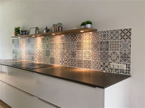 Voorbeeld van een keuken achterwand met stijlvol behang