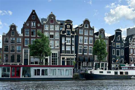 Foto: De klokgevels langs de Keizersgracht en Prinsengracht in één lijn