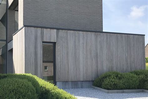 Illustratie van een modern huis met composiet gevelbekleding in houtlook