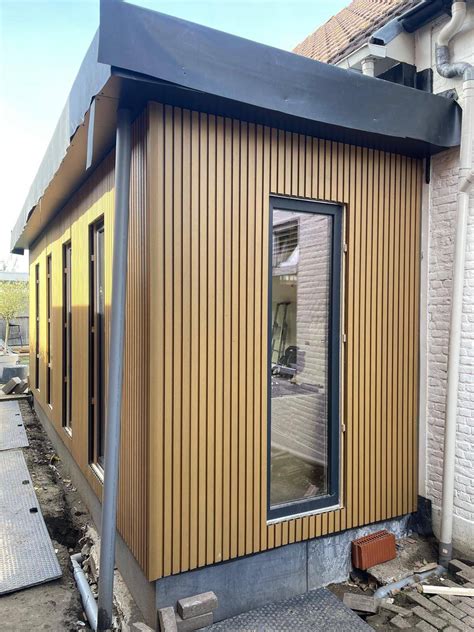 Detailfoto van de bevestiging van composiet gevelpanelen met montageclips