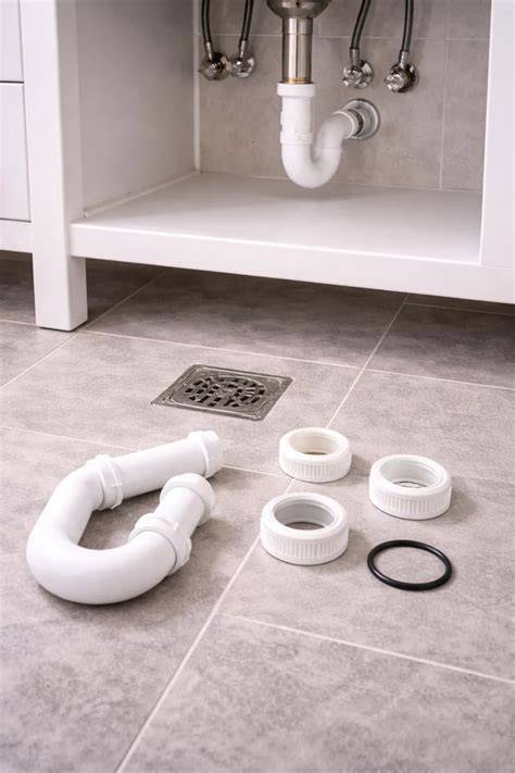 Infographic over oorzaken en oplossingen van rioollucht in het toilet