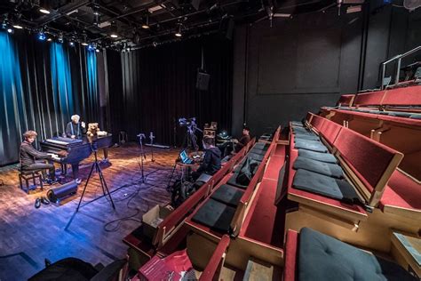 Interieurfoto van het huidige Rietveld Theater, om de noodzaak van renovatie te illustreren (bijvoorbeeld met nadruk op verouderde elementen).