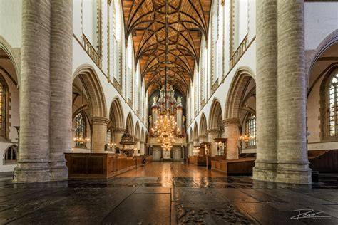 Impressie van de Grote of Sint-Bavokerk met 78 meter hoge vieringtoren