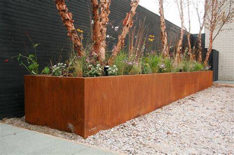 Voorbeeld van cortenstaal schutting in een moderne tuin