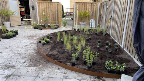 Cortenstaal gecombineerd met groen en hout in tuinontwerp