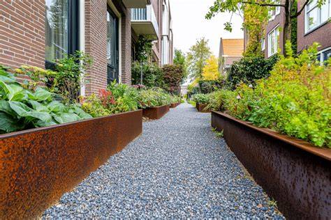 Combinaties van cortenstaal met hout, groen en beton