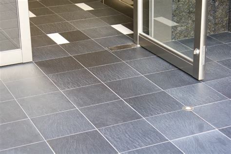 Collage van productfoto's van Gerflor en Tarkett PVC tegels in verschillende designs