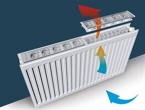 Tegenover de radiator zit een compacte radiatorventilator onder/naast de radiator die lucht langs het oppervlak blaast