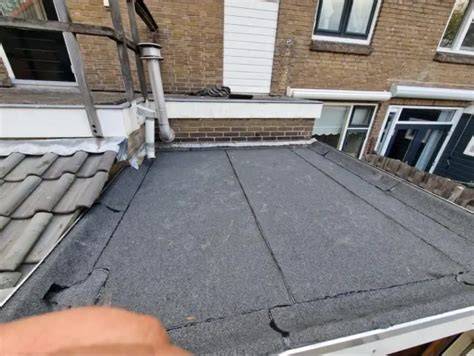 Vergelijking van plat dak vs schuin dak dakopbouwen