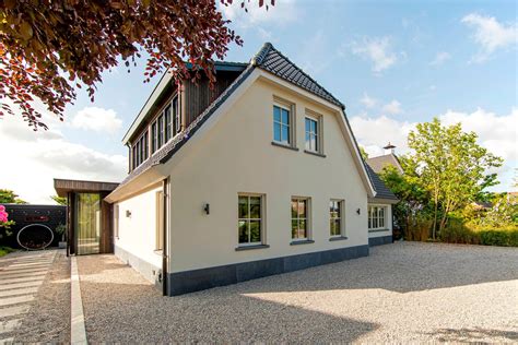 Een schone, gestraalde gevel die de woning een frisse uitstraling geeft.