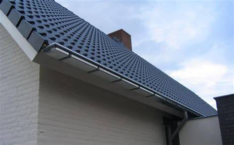 Voorbeelden van dakgootmaterialen: kunststof, zink, aluminium, koper