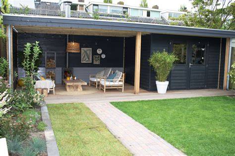 Foto: Voor en na project woonkamer met tuin en veranda