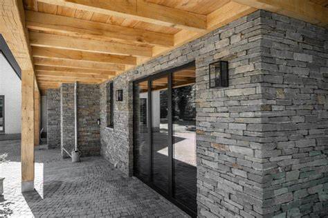 Stenen wand met steenstrips en houten elementen