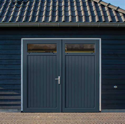 Voorbeeld van spiegelglans afwerking op deuren en garagedeuren