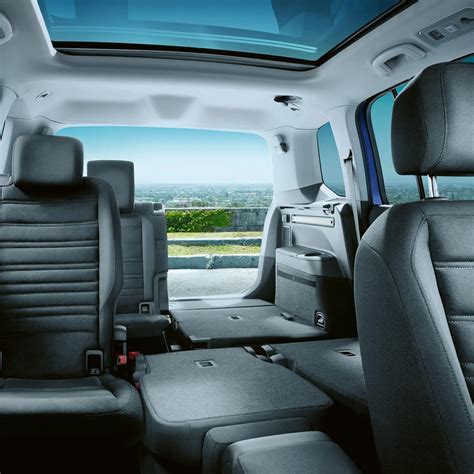 Illustratie van de Volkswagen Touran met diverse onderdelen