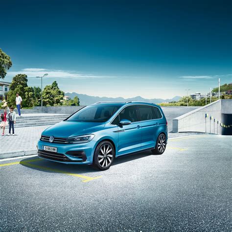 Zwarte spatlappen gemonteerd op de achterkant van een Volkswagen Touran