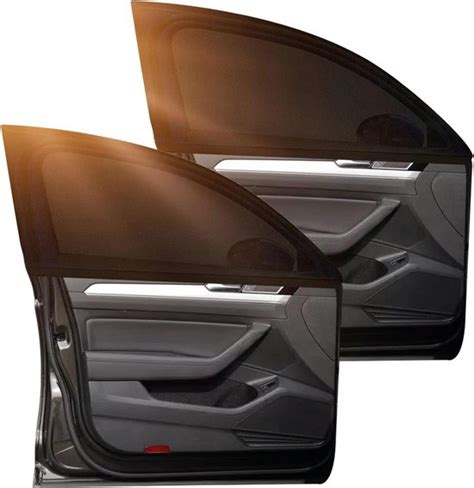 Zwarte winddeflectoren op de voorste zijruiten van een Volkswagen Touran