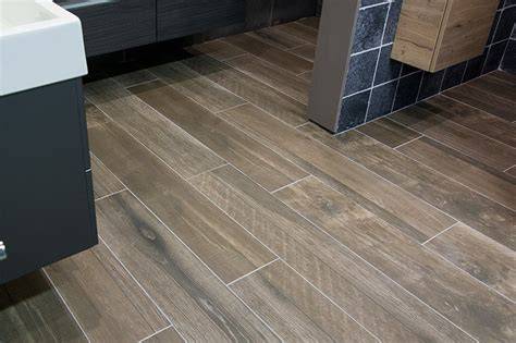 Overzicht van keramische houtlook tegels en kleurvariaties in showroom