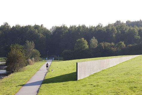 Sea Level (1996) door Richard Serra