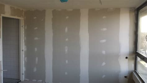 Voorbeeld van een badkamerwand afgewerkt met waterbestendige gipsplaten
