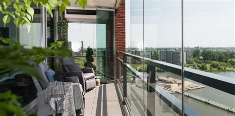 Illustratie van verschillende typen balkonbeglazing (vast, schuifbaar, vouwbaar)