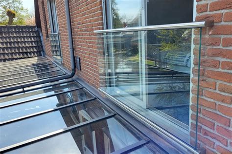 Detail van een glazen schuifdeursysteem voor een balkon