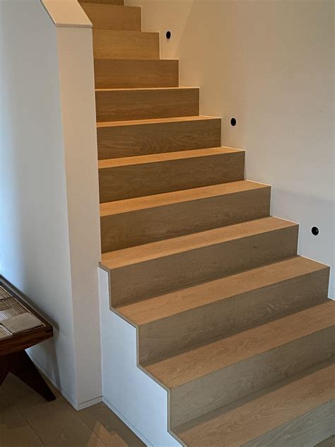 Voor-en-na foto van een gerenoveerde trap met een modern design.
