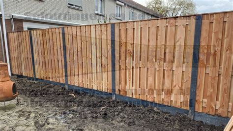 Diagram: bouwpatroon van hout-beton schutting met 21-planks scherm