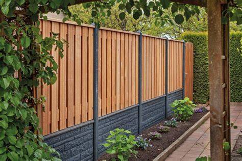 Foto van een complete hardhouten schutting met 180x180 cm scherm