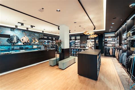 Interieurfoto van een winkel met een grote collectie baksteenbehang.