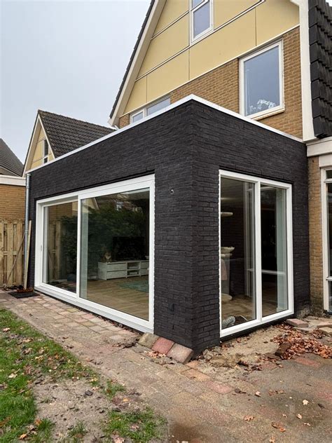 Illustratie van een moderne aanbouw met een plat dak en grote raampartijen